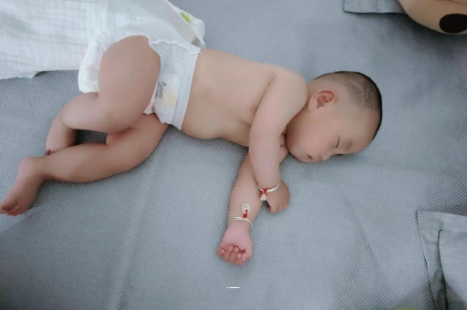 丰城宝宝老打喷嚏怎么办 丰城宝宝老打喷嚏怎么办